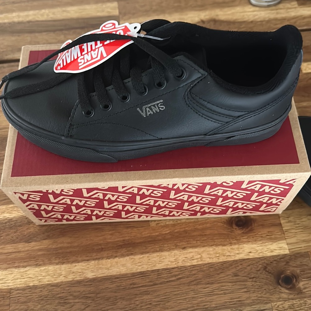 NWT - Unisex Vans Seldan all black Low Top Skate Leather Shoes Sneakers